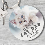 Chaveiro Foto de Pet Personalizada do Pai Cat<br><div class="desc">O Melhor Pai De Gato Nunca Personalizou O Chaveiro De Fotos. Este chaveiro de "Melhor Pai de Gato" personalizado é um entusiasmo para qualquer amante de gatos, projetado para celebrar o vínculo único entre ele e seu amigo furioso. Apresentando uma tipografia ousada e moderna sobre fundo branco suave, o texto...</div>