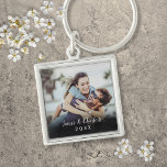 Chaveiro Foto de Script Elegante Moderno Simples Personaliz<br><div class="desc">Personalize com sua foto favorita,  com seus nomes e o ano,  criando uma memória e um presente exclusivos. Um bom tesouro!</div>