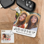 Chaveiro Foto do Script 2 Chic Forever dos Amigos das BESTI<br><div class="desc">Crie um chaveiro de foto de manutenção para seu melhor amigo com 1 ou 2 fotos e o título BESTIES com as palavras FRIENDS FOREVER em uma tipografia moderna escrita à mão, destacada com corações como uma camada em preto e cinza contra um fundo branco editável e personalizada com nomes...</div>