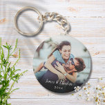 Chaveiro Foto do seu Casal favorito<br><div class="desc">Personalize com seu casal favorito,  com seus nomes e o ano,  criando uma memória e um presente exclusivos. Um bom tesouro! Projetado por Thisnotme©</div>