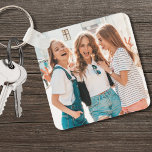 Chaveiro Foto dos melhores amigos do BFF<br><div class="desc">Crie uma manutenção personalizada com este chaveiro de fotos personalizado, perfeito para melhores amigos ou um grupo de amigos. Comemore suas memórias especiais de amizade com seus amigos adicionando sua foto favorita ou use duas imagens diferentes para cada lado. Você pode personalizá-la com qualquer foto, seja de família, animais de...</div>
