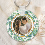 Chaveiro Foto Moderna Eucalyptus Greenery Casamento Dourado<br><div class="desc">Adicione o toque final ao seu casamento com esta chaveiro de casamento de botânica de eucalipto com fotos personalizadas. Perfeito como favores de casamento para todos os seus convidados. Personalize esses favores de casamento com sua foto favorita de casamento, sua nova foto e personalize com nome e data. Veja nossa...</div>