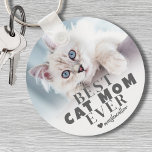 Chaveiro Foto personalizada de Pet da Cat Mãe<br><div class="desc">A Melhor Mãe Gato Já Personalizou Chaveiro de Foto. Esta chaveiro de "Melhor Gato Mãe de Sempre" personalizada é um entusiasmo para qualquer amante de gatos, projetada para celebrar o vínculo único entre ela e sua amiga furiosa. Apresentando uma tipografia ousada e moderna sobre fundo branco suave, o texto elegante...</div>