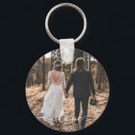 Chaveiro Foto personalizada do LOVE<br><div class="desc">Sua foto de casamento em uma chaveiro! Clique em 'Alterar' e carregue sua própria imagem para criar seu chaveiro ou dar como presente para a família,  amigos,  pais e avós! A palavra amor em um cheque é exibida sobre sua foto.</div>