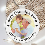 Chaveiro Foto Personalizada Do Melhor Avô De Todos Os Dias<br><div class="desc">O melhor vovô... Personalize este chaveiro do avô com a foto e o nome favoritos do seu neto. Quer seja aniversário de avô, dia de os pais ou Natal, esses chaveiros de avô são favoritos. presente de excelente para todos os grandes pais, avós dos miúdos! COPYRIGHT © 2020 Judy Burrows,...</div>