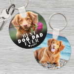 Chaveiro Foto personalizada do melhor Pai de cachorros<br><div class="desc">Dê ao pai do cão em sua vida uma única manutenção com este personalizado chaveiro de fotos de "Melhor Pai de Cachorro Nunca"! Projetado para pais de cães, mães ou qualquer amante de animais de estimação, este chaveiro permite que você adicione duas fotos diferentes de seu amigo peludo — uma...</div>