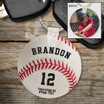 Chaveiro Foto personalizada do número do jogador de beisebo<br><div class="desc">Crie um chaveiro personalizado para o jogador de beisebol, treinador ou fã do jogador que você conhece. Personalize com nome, número de camisa, nome de equipe ou outro texto personalizado de um lado e uma foto de sangria de cheio do outro. ASSISTÊNCIA: Para obter ajuda sobre modificação ou personalização do...</div>