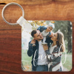 Chaveiro Foto personalizada "Família" de script elegante<br><div class="desc">Adicione sua foto favorita de suas últimas férias, casamento ou ocasião especial.</div>