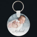 Chaveiro foto recém-nascido personalizada<br><div class="desc">texto personalizado elegante com foto de um bebê recém-nascido.</div>