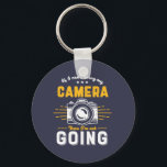 Chaveiro Fotografia Engraçada Sem Câmera Sem Fotógrafo<br><div class="desc">Se não posso trazer minha câmera, então não vou. Design engraçado e humorístico para fotógrafos. Citação divertida e mercadoria humorística para aqueles que adoram tirar fotos, membro do clube de fotografia. Vintage e design angustiado para fotógrafos amadores ou profissionais que carregar câmeras e lentes em todo lugar. presente de Natal...</div>