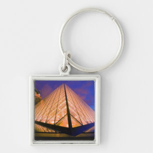 Chaveiro França, Paris. O museu do Louvre no crepúsculo.