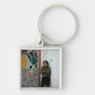Chaveiro Frank Stella ao lado de um de seu trabalha