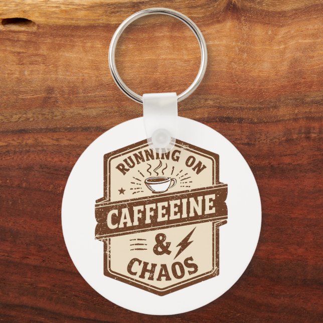 Chaveiro Funny "Running on Caffeine & Chaos" Quote (Frente)