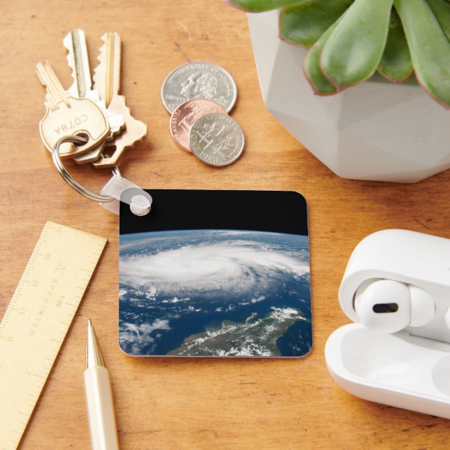 Chaveiro Furacão Dorian Sobre O Oceano Atlântico. (Mesa)