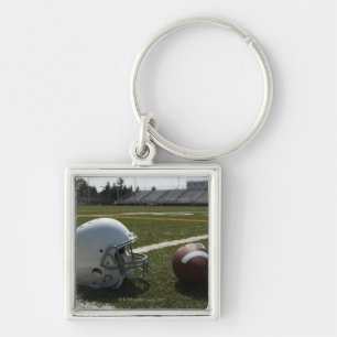 Chaveiro Futebol e capacete de futebol no campo de futebol