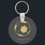 Chaveiro Futebol moderno a preto e Dourado personalizado<br><div class="desc">O jogador de futebol ou fã de futebol na sua vida adorará estes chaveiros personalizados com uma bola de futebol dourada. Perfeito como um favor partidário. Coordena com a coleção Soccer Star do Parcel Studio. A cor e o texto em segundo plano são personalizáveis. *Nota: O ouro neste produto é...</div>