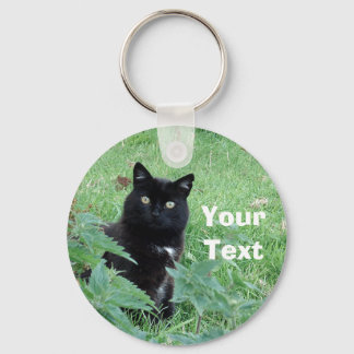 Chaveiro Gato Negro Halloween na Grama parece curioso