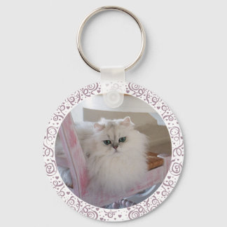 Chaveiro Gato Persa Branco numa Cadeira Rosa
