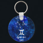 Chaveiro Gemini Zodiac Constelação Azul Galáxia Monograma<br><div class="desc">Gemini Zodiac Constelação Azul Galáxia Monograma Design. Com a tenda de Letra Bruche Script, a textura de fundo celestial azul escura, constelação de estrela brilhante e o símbolo Twins. Moderno Sinal Astrológico Horoscópio de Nascimento, é perfeito para qualquer Aniversário de Gemini de 21 de maio a 20 de junho! Com...</div>