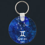 Chaveiro Gemini Zodiac Constelação Azul Galáxia Monograma<br><div class="desc">Gemini Zodiac Constelação Azul Galáxia Monograma Design. Com a tenda de Letra Bruche Script, a textura de fundo celestial azul escura, constelação de estrela brilhante e o símbolo Twins. Moderno Sinal Astrológico Horoscópio de Nascimento, é perfeito para qualquer Aniversário de Gemini de 21 de maio a 20 de junho! Com...</div>