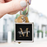 Chaveiro Girly Black Dourado Monograma Name Elegante Chic S<br><div class="desc">Menina Preta Dourada Monograma Nome Elegante Chic Script Chaveiro. Personalize facilmente este moderno chaveiro elegante com o seu monograma e nome personalizados.</div>