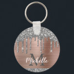 Chaveiro Glitter Prateado Monograma Moderno Coloca Metais R<br><div class="desc">A reluz cintilante de cinza prateada moderna goteja o nome e o chaveiro monograma. Este design apresenta a cinza prateada (cinza) gotas de brilho na cor rosa-rosa cor-de-rosa, cor-de-rosa, metal escovado com metal esfregado com monograma personalizado inicial e modelo de texto de nome próprio. Presente feminino perfeito. Por favor, note...</div>