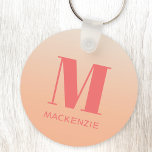 Chaveiro Gradiente de Pêssego do Nome Inicial do Monograma<br><div class="desc">Design de nome inicial minimalista da tipografia moderna que pode ser mudado para personalizar. Pêssego de fundo.</div>