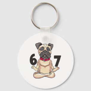 Chaveiro Gràfico engraçado do pug 67 na pose de mão de yoga