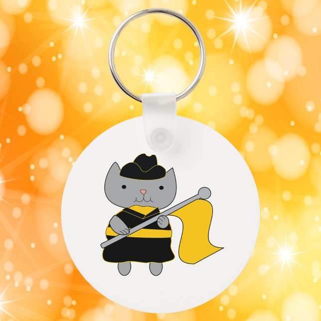 Chaveiro Guarda de Cores Kawaii Gato Preto Amarelo (A keychain featuring a cute gray cat in a black & yellow color guard uniform.)