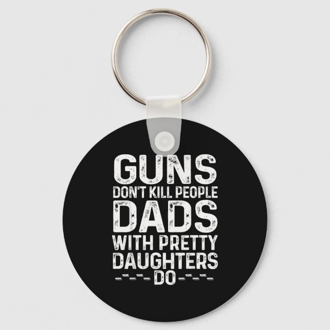 Chaveiro Guns Don't Kill People Dads With Pretty Daughters  (Frente)