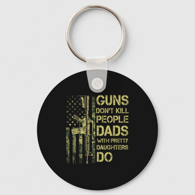 Chaveiro Guns Don't Kill People Dads With Pretty Daughters  (Frente)