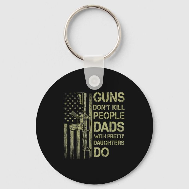 Chaveiro Guns Don't Kill People Dads With Pretty Daughters  (Frente)