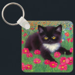 Chaveiro Gustav Klimt Tuxedo Cat<br><div class="desc">Chaveiro com um gato gustav Klimt tuxedo! Este adorável gatinho preto e branco se senta num campo de flores vermelhas,  azuis,  brancas e laranja. Um presente incrível para amantes de gatos e entusiastas de arte austríacos!</div>