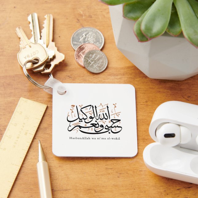 Chaveiro HasbunAllah wa Ni‘ma Al-Wakil – Árabe Thuluth (Mesa)