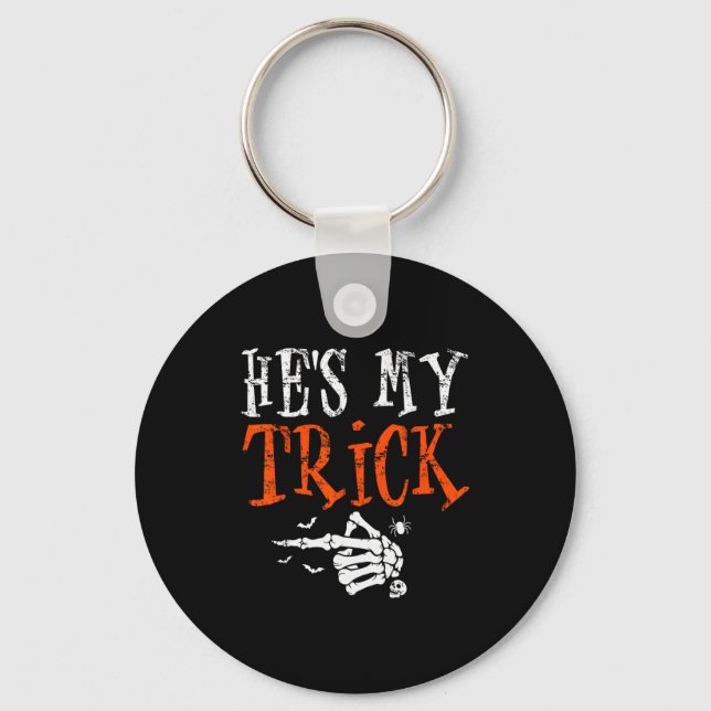 Chaveiro He's My Trick Halloween Matching Couple Funny Girl (Frente)