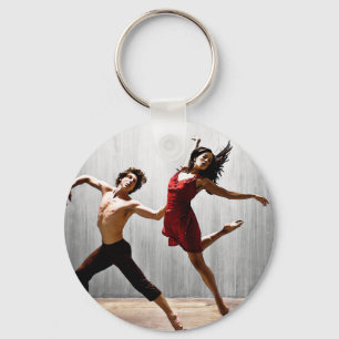 Chaveiro Homem e dançarinos modernos fêmeas no vestido