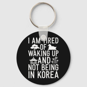 Chaveiro Homens Cansados de Acordar e Não Estar na Coreia