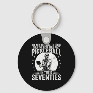 Chaveiro Homens e mulheres jogam pickle ball nos anos seten
