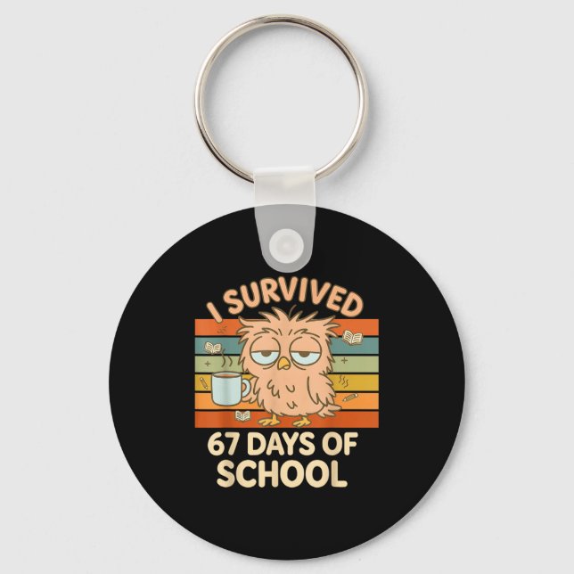 Chaveiro I Survived 67 Days Of School Funny Coffee Owl Scho (Frente)
