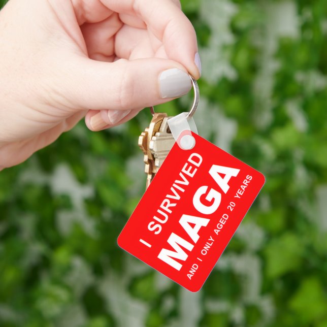 Chaveiro I Survived MAGA (Mão)