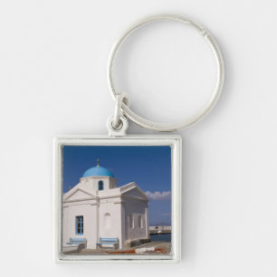 Chaveiro Igreja branca na praia perto do Mar Egeu em