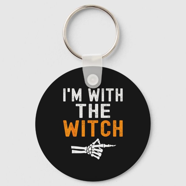 Chaveiro I'm With The Witch Funny Skeleton Halloween Matchi (Frente)