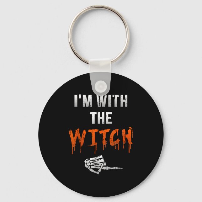 Chaveiro I'm With Witch Skeleton Hand Funny Halloween Husba (Frente)