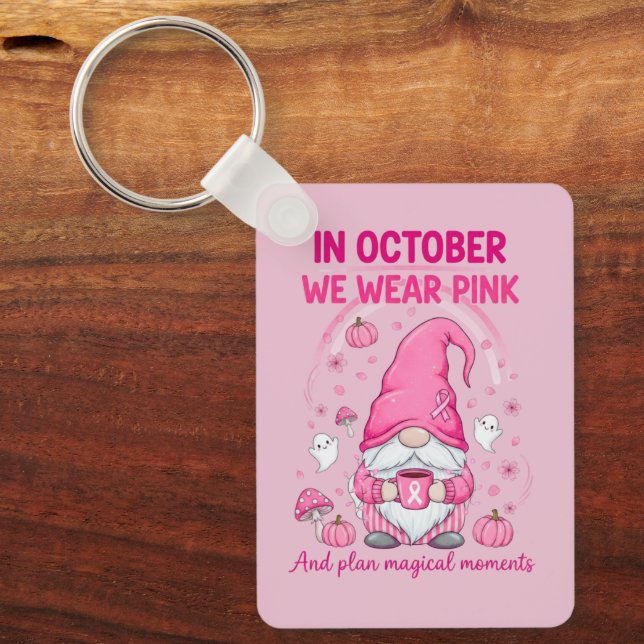 Chaveiro In October We Wear Pink – Emotional Support Gnome  (Frente)