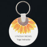 Chaveiro Instrutor personalizado Yoga Sunflower<br><div class="desc">Esta Chaveiro de Instrutor de Yoga botânica moderna é decorada com um girassol de cor amarela. Facilmente personalizável. Use a Ferramenta Design para alterar o tamanho, o estilo ou a cor do texto. À medida que criamos a nossa trabalho de arte, não encontraremos esta imagem exata de outros designers. Original...</div>