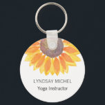 Chaveiro Instrutor personalizado Yoga Sunflower<br><div class="desc">Esta Chaveiro de Instrutor de Yoga botânica moderna é decorada com um girassol de cor amarela. Facilmente personalizável. Use a Ferramenta Design para alterar o tamanho, o estilo ou a cor do texto. À medida que criamos a nossa trabalho de arte, não encontraremos esta imagem exata de outros designers. Original...</div>