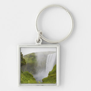 Chaveiro Islândia. A cachoeira Skogarfoss cai sobre uma