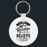 Chaveiro Jardineiro e Agricultor Inspiracional Retroativo<br><div class="desc">Plantar um Jardim é acreditar no amanhã. Design de inspiração e motivação para jardineiro. Esta mercadoria de ferramentas de jardinagem e retrô é excelente para aqueles que amam jardinagem, agricultura, flores, vegetais e árvores de frutas. Mantenha sua atitude positiva e boas vibrações enquanto trabalha no jardim. presente de Natal e...</div>