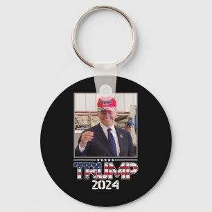 Chaveiro Joe Biden Usando um Chapéu de Trump Eleição 2024 E