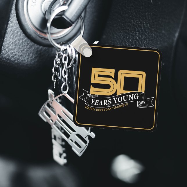 Chaveiro Jovem faixa de 50 anos preto e Dourado 50º anivers (Black & Gold 50 Years Young Banner 50th Birthday Keychain)
